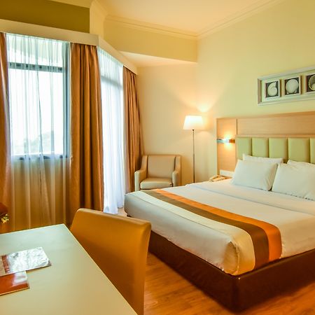 Hotel Sentral Seaview @ ​Beachfront Tandzsung Bungah Kültér fotó