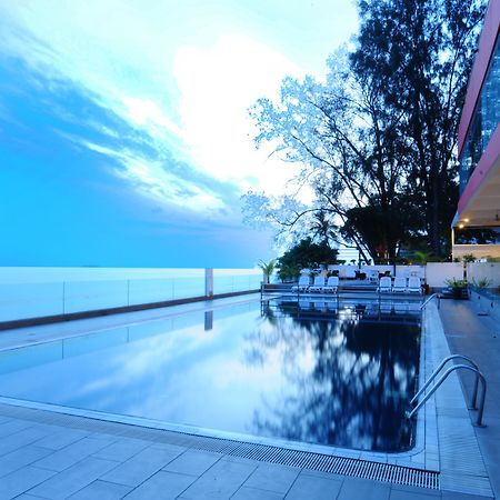 Hotel Sentral Seaview @ ​Beachfront Tandzsung Bungah Kültér fotó