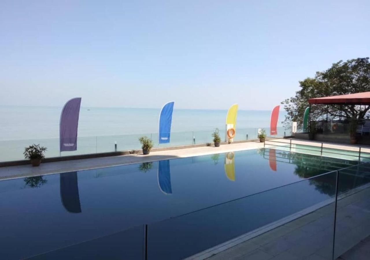 Hotel Sentral Seaview @ ​Beachfront Tandzsung Bungah Kültér fotó