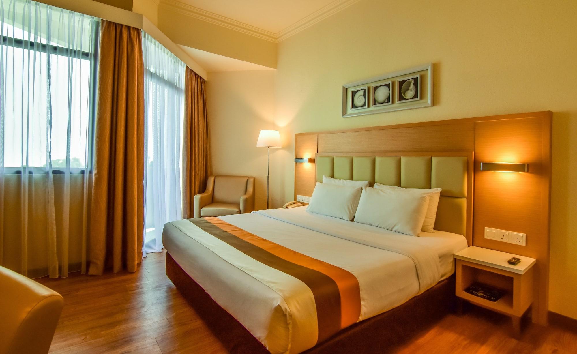 Hotel Sentral Seaview @ ​Beachfront Tandzsung Bungah Kültér fotó
