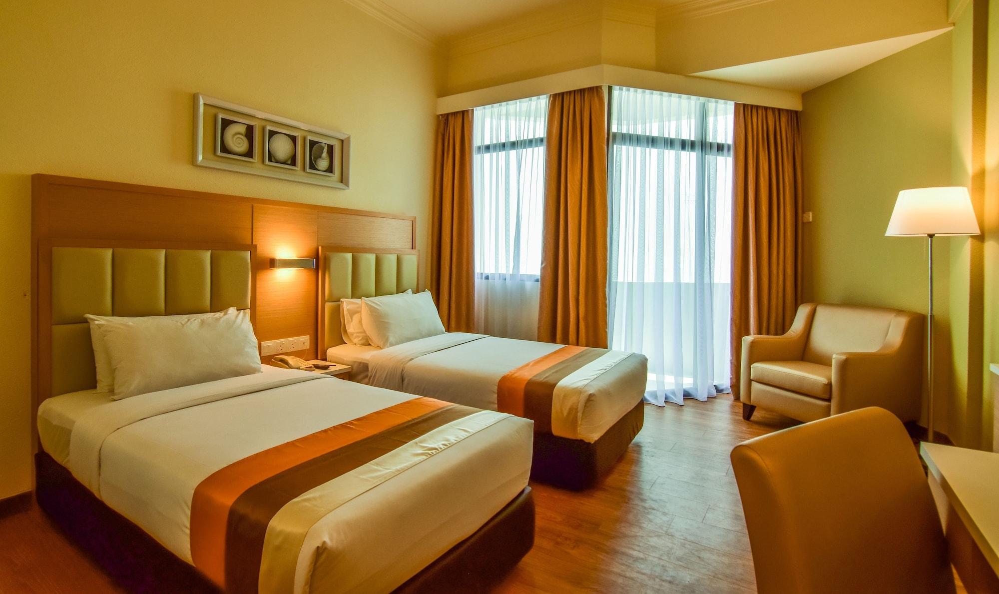 Hotel Sentral Seaview @ ​Beachfront Tandzsung Bungah Kültér fotó