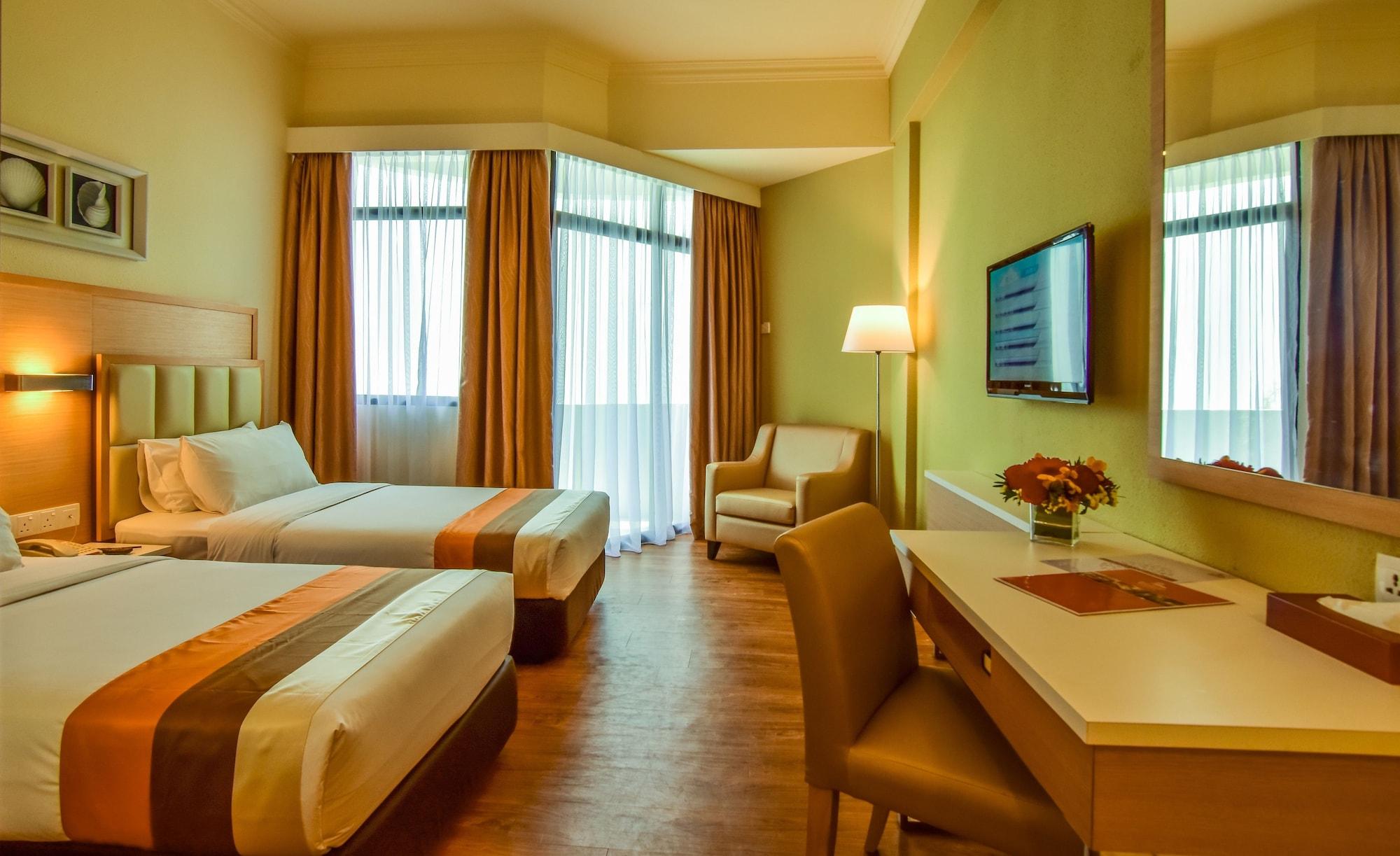 Hotel Sentral Seaview @ ​Beachfront Tandzsung Bungah Kültér fotó