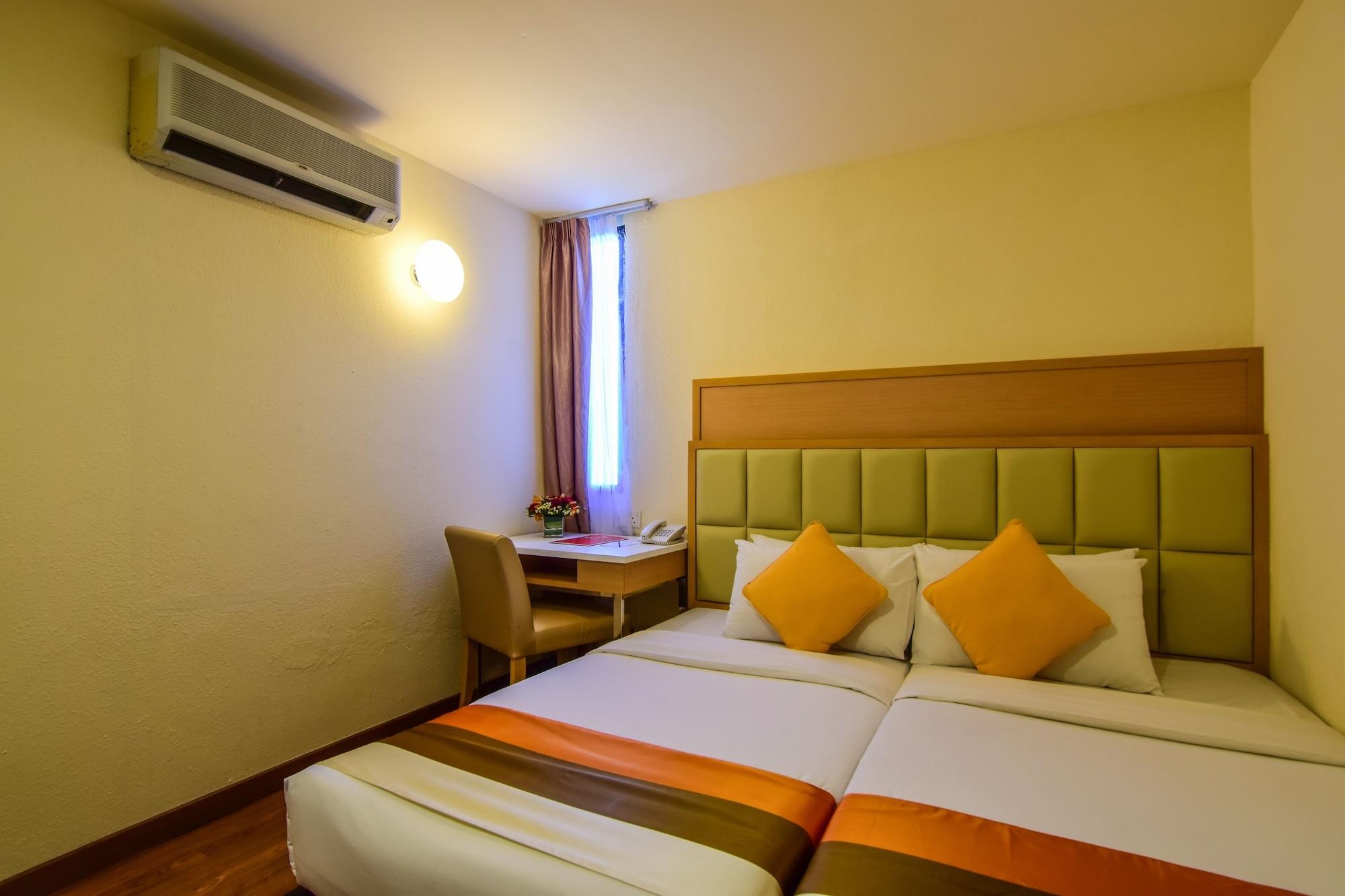 Hotel Sentral Seaview @ ​Beachfront Tandzsung Bungah Kültér fotó