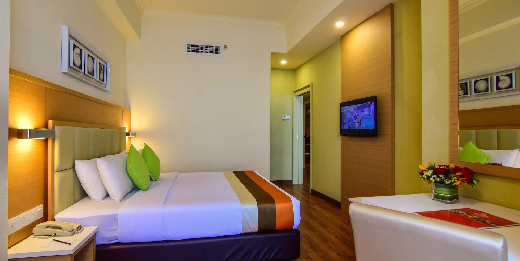 Hotel Sentral Seaview @ ​Beachfront Tandzsung Bungah Kültér fotó