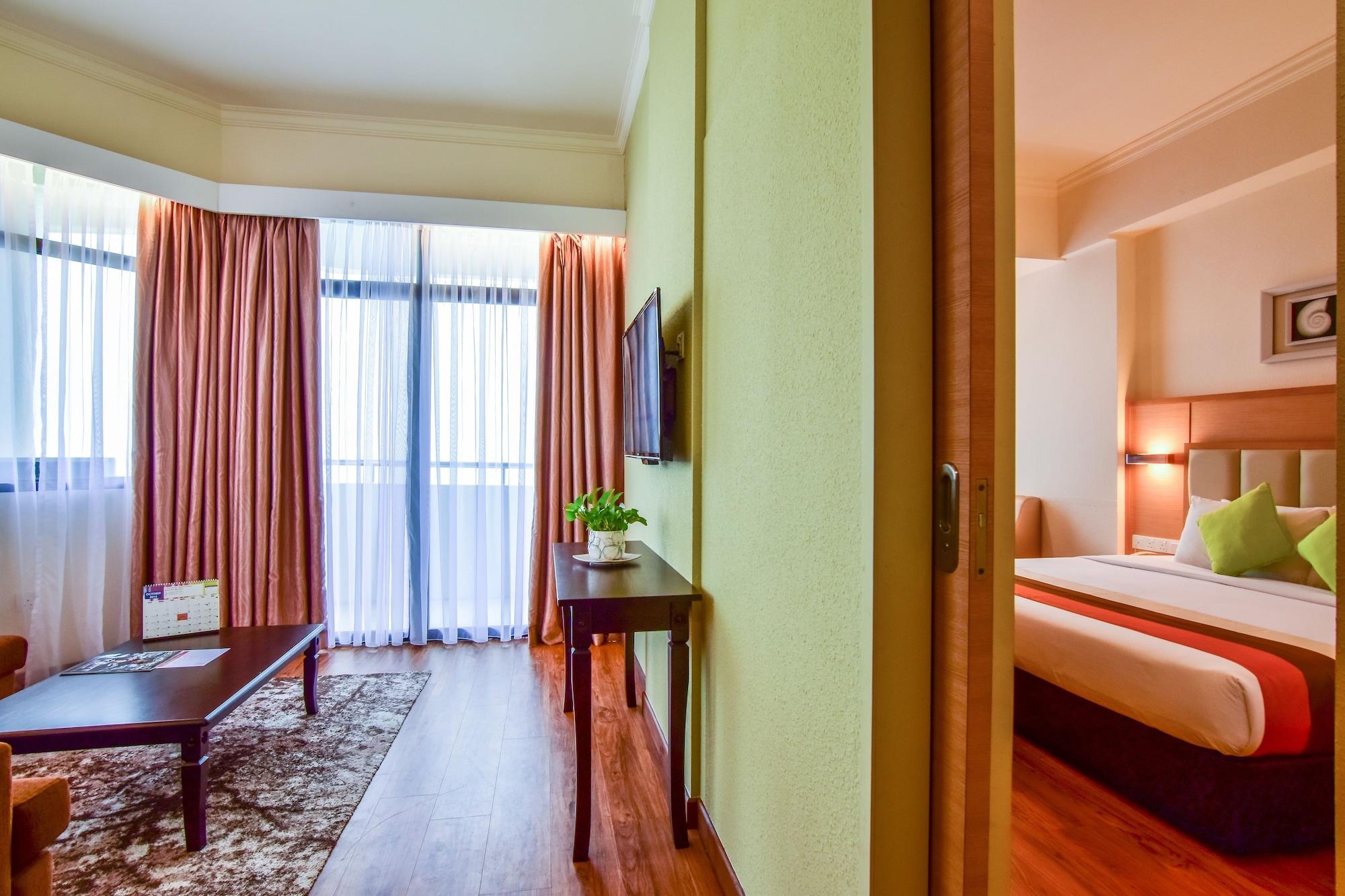 Hotel Sentral Seaview @ ​Beachfront Tandzsung Bungah Kültér fotó