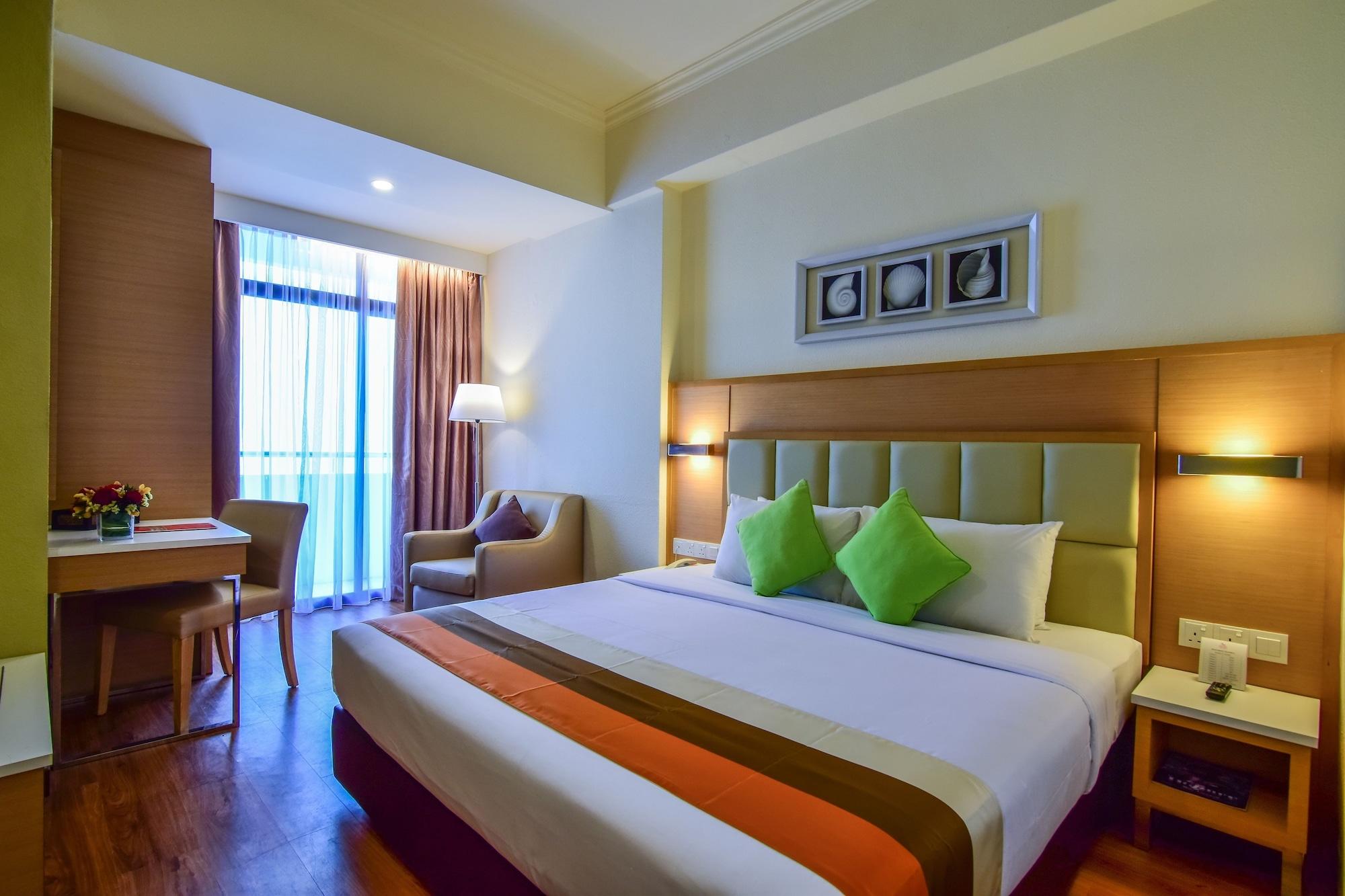 Hotel Sentral Seaview @ ​Beachfront Tandzsung Bungah Kültér fotó