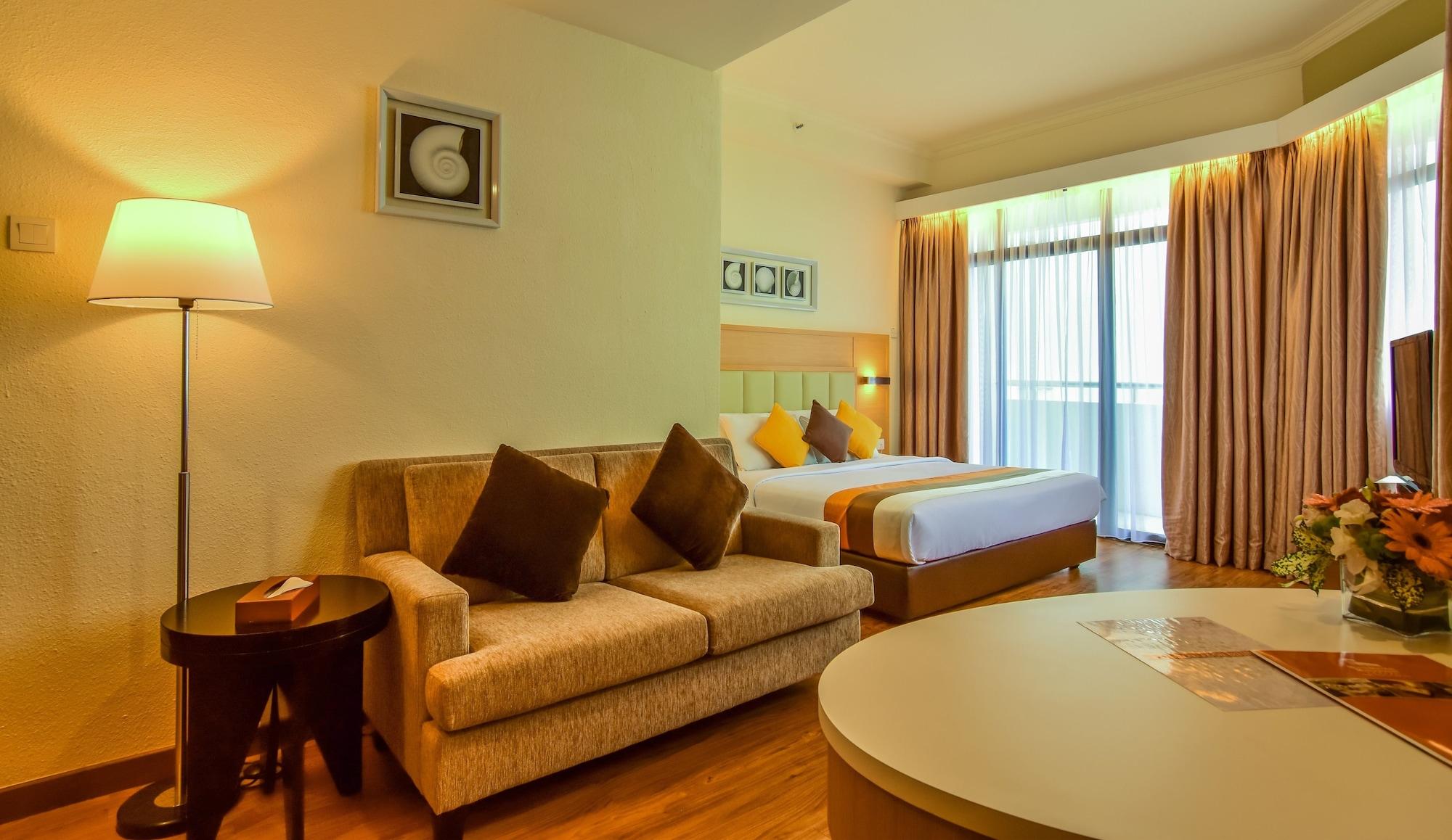 Hotel Sentral Seaview @ ​Beachfront Tandzsung Bungah Kültér fotó