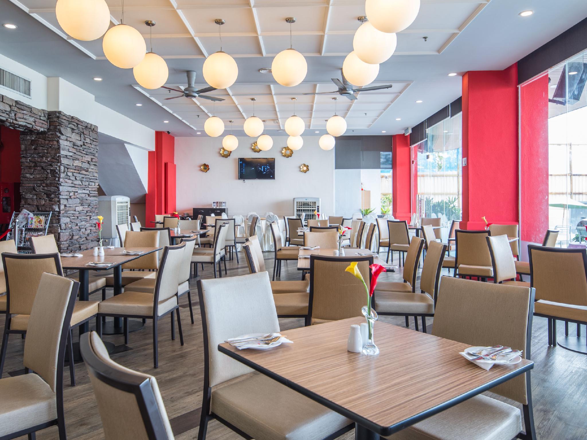 Hotel Sentral Seaview @ ​Beachfront Tandzsung Bungah Kültér fotó