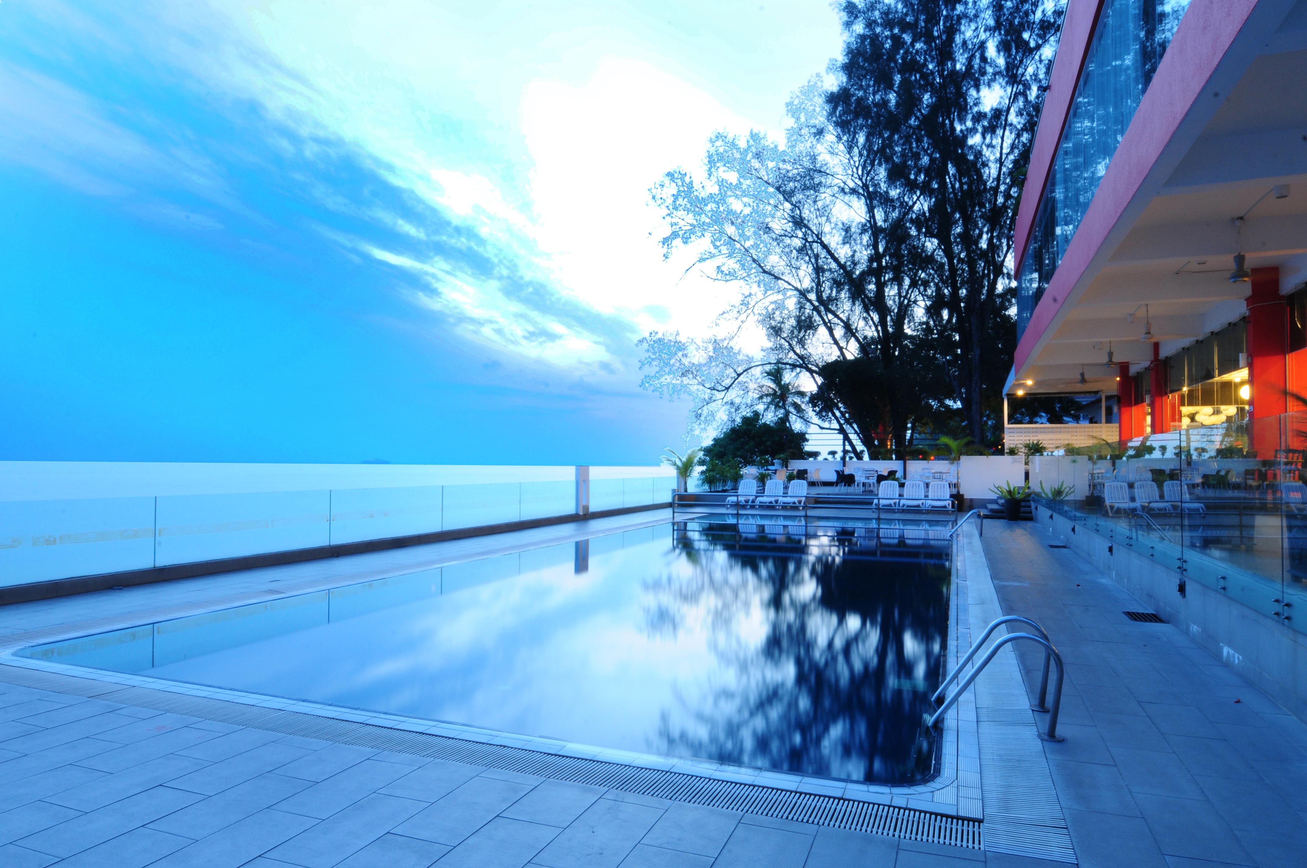 Hotel Sentral Seaview @ ​Beachfront Tandzsung Bungah Kültér fotó