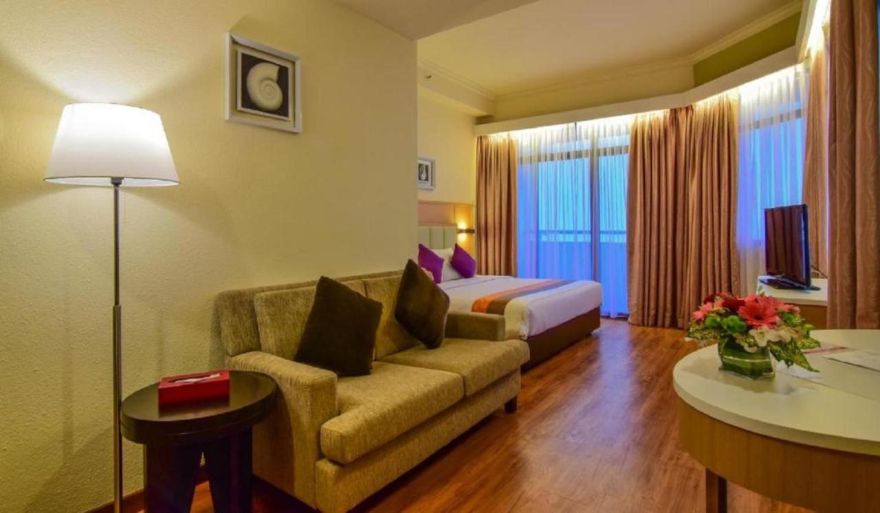 Hotel Sentral Seaview @ ​Beachfront Tandzsung Bungah Kültér fotó