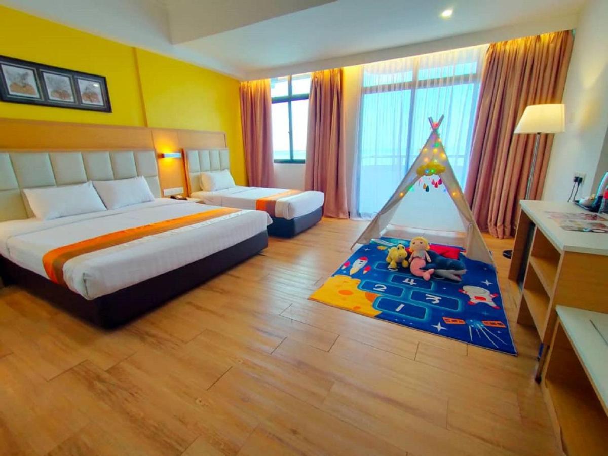 Hotel Sentral Seaview @ ​Beachfront Tandzsung Bungah Kültér fotó