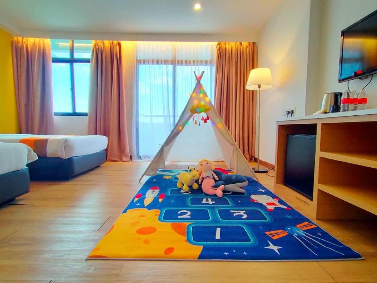 Hotel Sentral Seaview @ ​Beachfront Tandzsung Bungah Kültér fotó