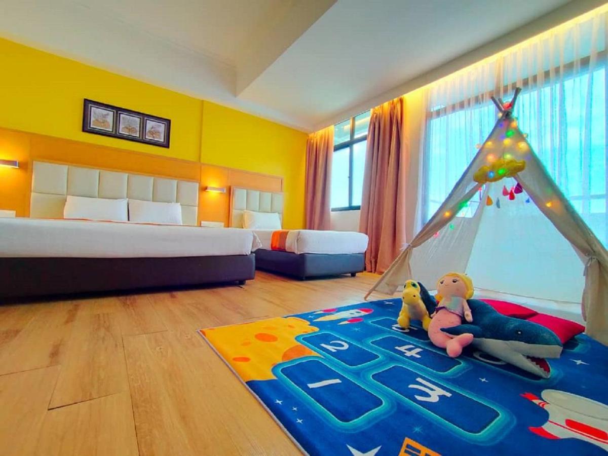 Hotel Sentral Seaview @ ​Beachfront Tandzsung Bungah Kültér fotó