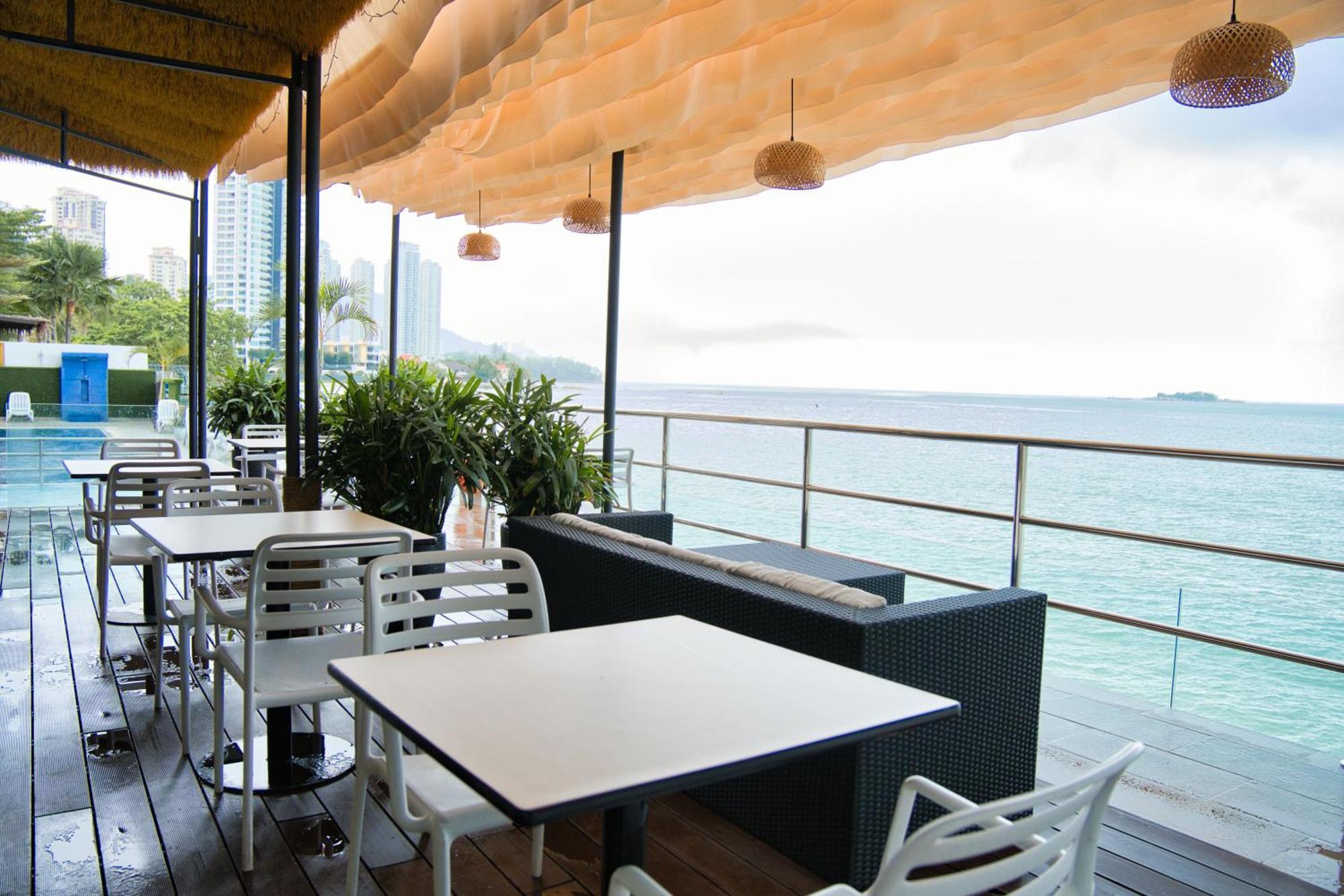 Hotel Sentral Seaview @ ​Beachfront Tandzsung Bungah Kültér fotó