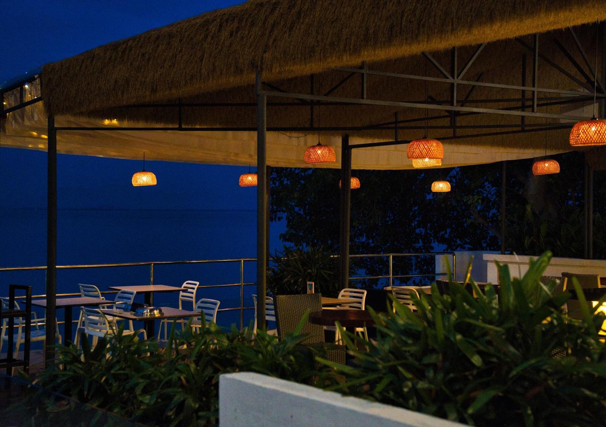 Hotel Sentral Seaview @ ​Beachfront Tandzsung Bungah Kültér fotó