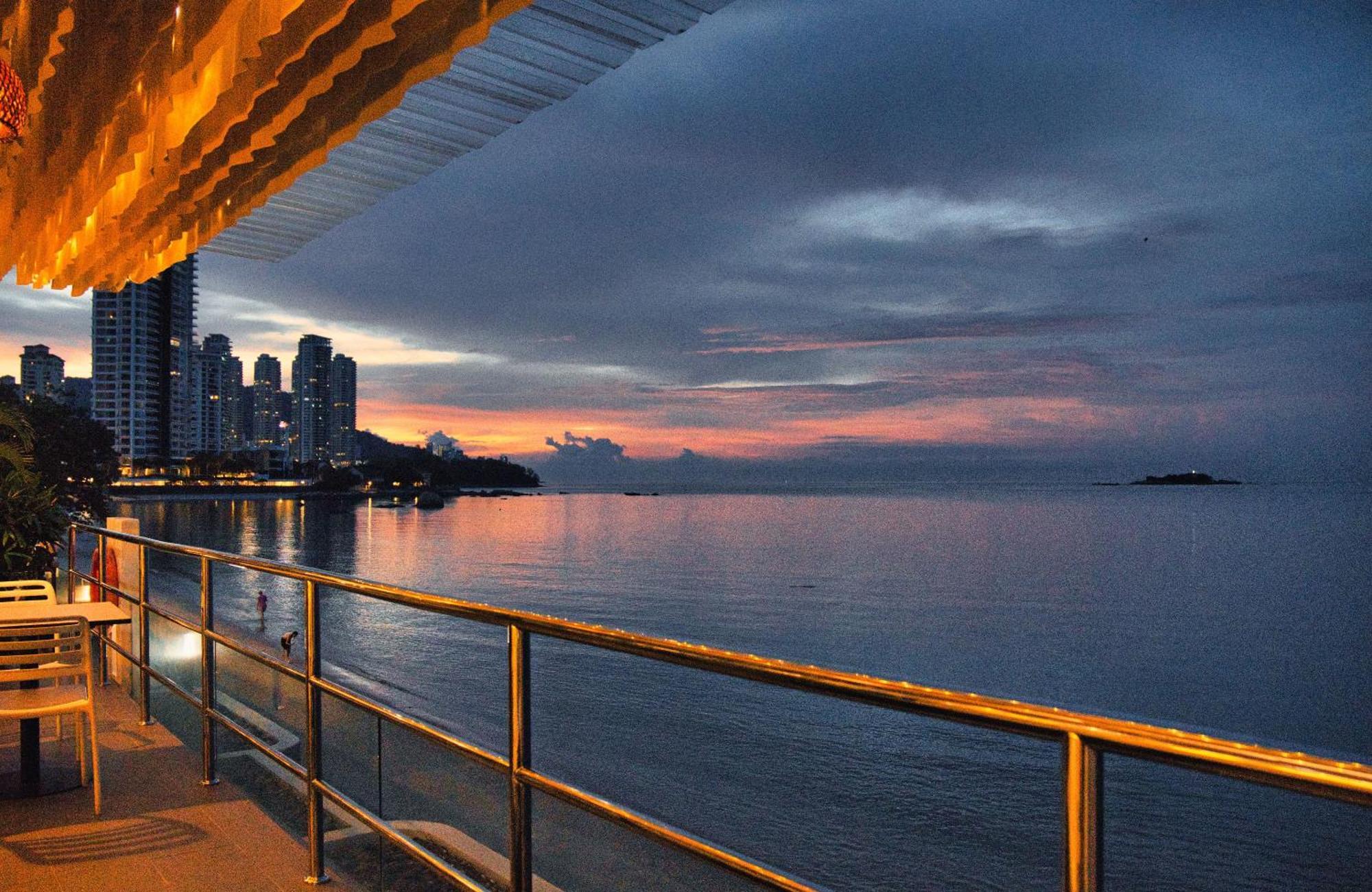 Hotel Sentral Seaview @ ​Beachfront Tandzsung Bungah Kültér fotó