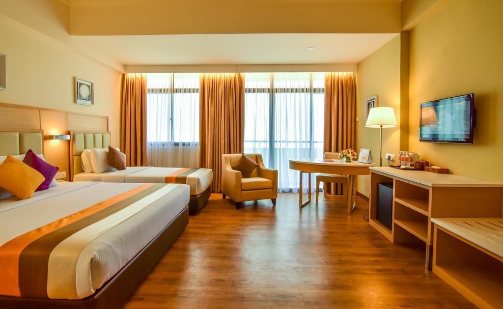 Hotel Sentral Seaview @ ​Beachfront Tandzsung Bungah Kültér fotó