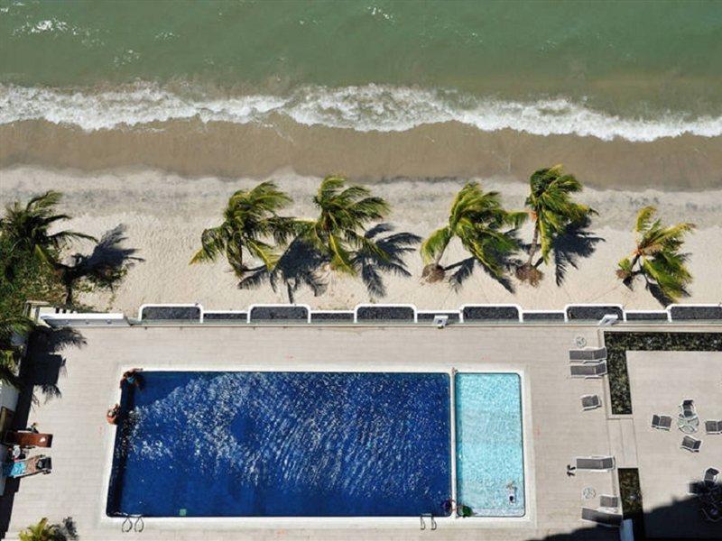 Hotel Sentral Seaview @ ​Beachfront Tandzsung Bungah Kültér fotó