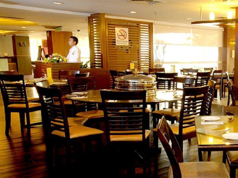 Hotel Sentral Seaview @ ​Beachfront Tandzsung Bungah Kültér fotó