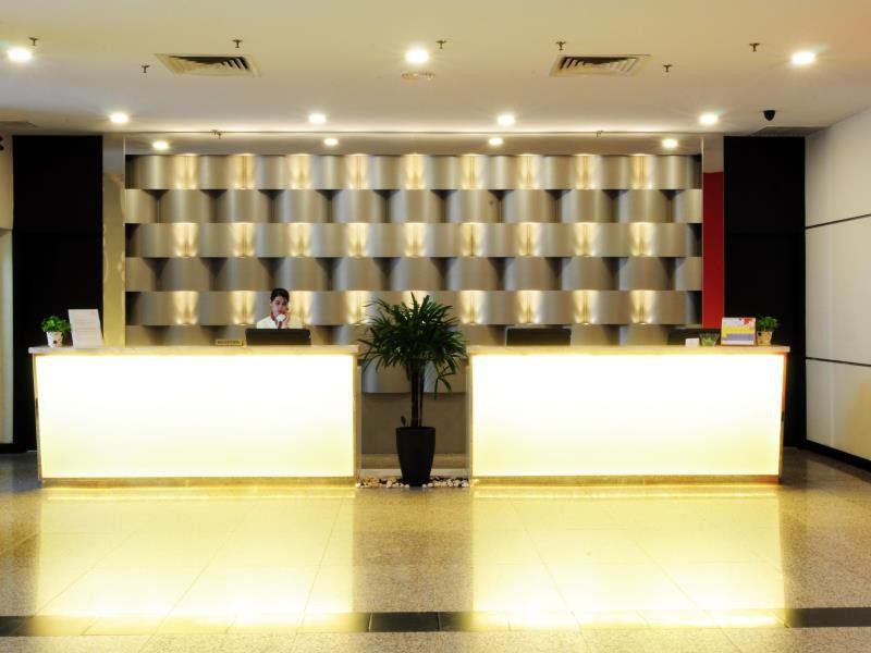 Hotel Sentral Seaview @ ​Beachfront Tandzsung Bungah Kültér fotó