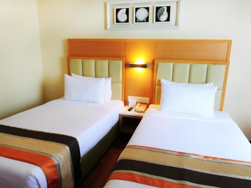 Hotel Sentral Seaview @ ​Beachfront Tandzsung Bungah Kültér fotó