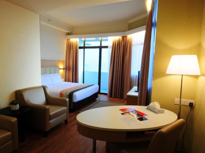 Hotel Sentral Seaview @ ​Beachfront Tandzsung Bungah Kültér fotó