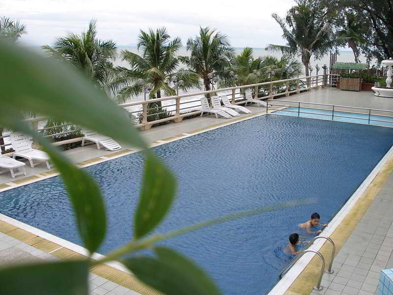Hotel Sentral Seaview @ ​Beachfront Tandzsung Bungah Kültér fotó
