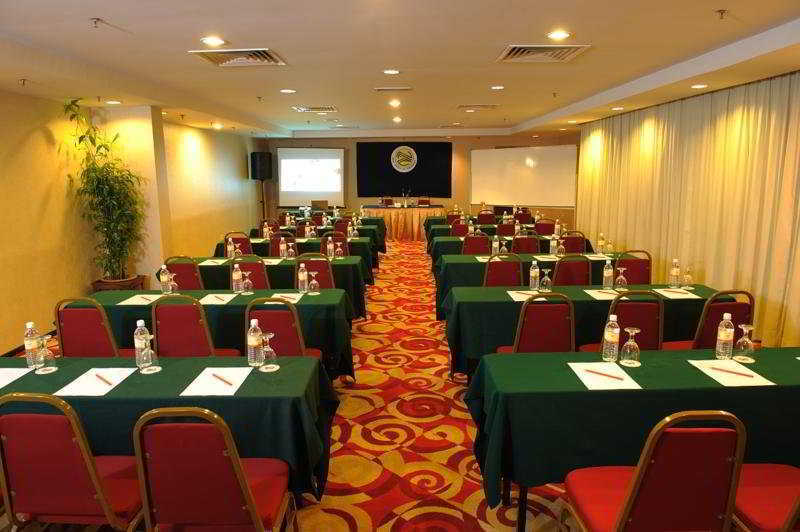 Hotel Sentral Seaview @ ​Beachfront Tandzsung Bungah Kültér fotó