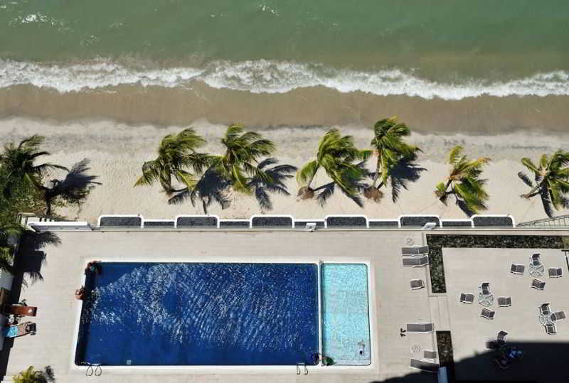 Hotel Sentral Seaview @ ​Beachfront Tandzsung Bungah Kültér fotó