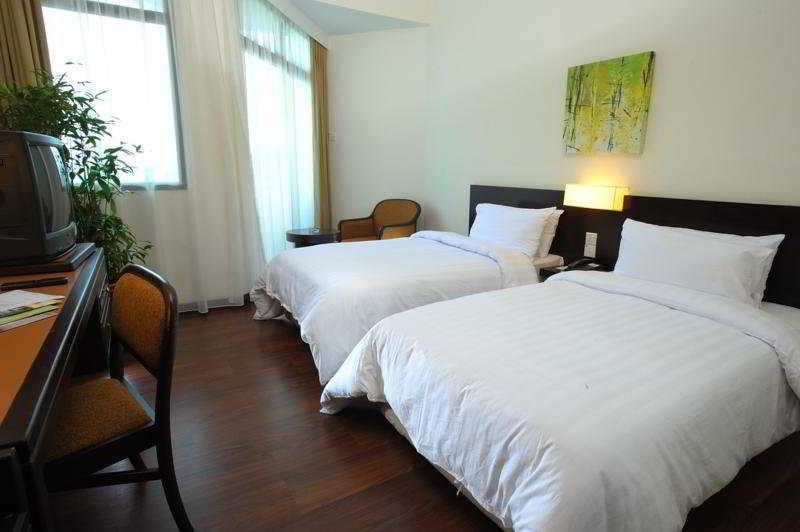 Hotel Sentral Seaview @ ​Beachfront Tandzsung Bungah Kültér fotó