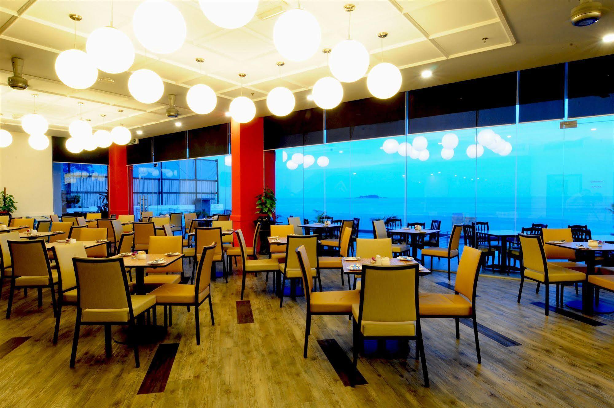 Hotel Sentral Seaview @ ​Beachfront Tandzsung Bungah Kültér fotó