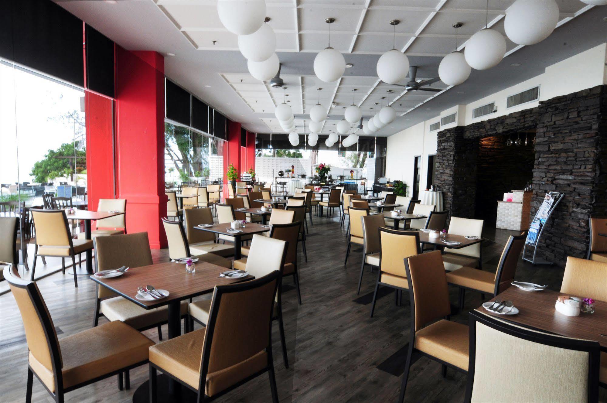 Hotel Sentral Seaview @ ​Beachfront Tandzsung Bungah Kültér fotó