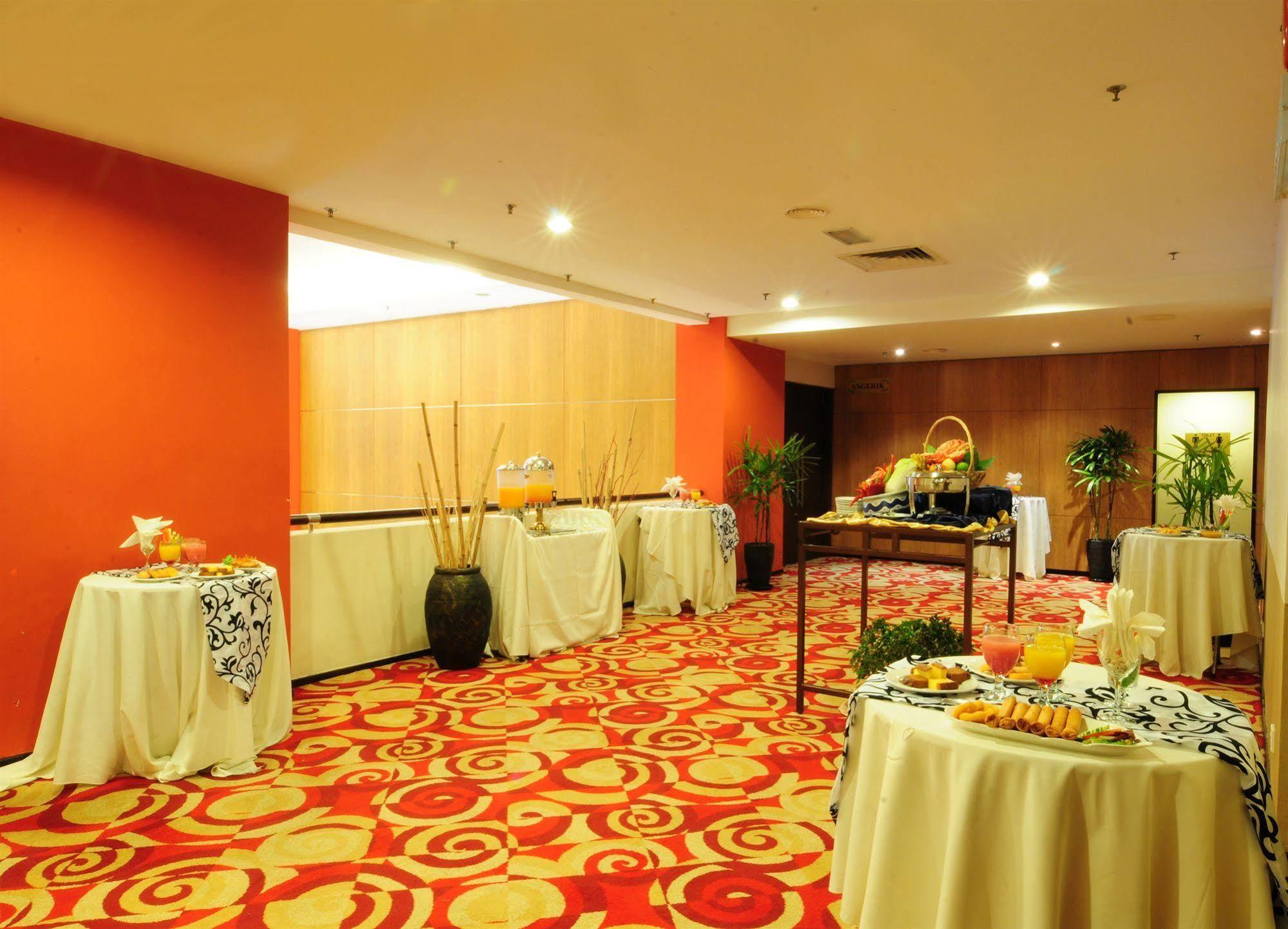 Hotel Sentral Seaview @ ​Beachfront Tandzsung Bungah Kültér fotó