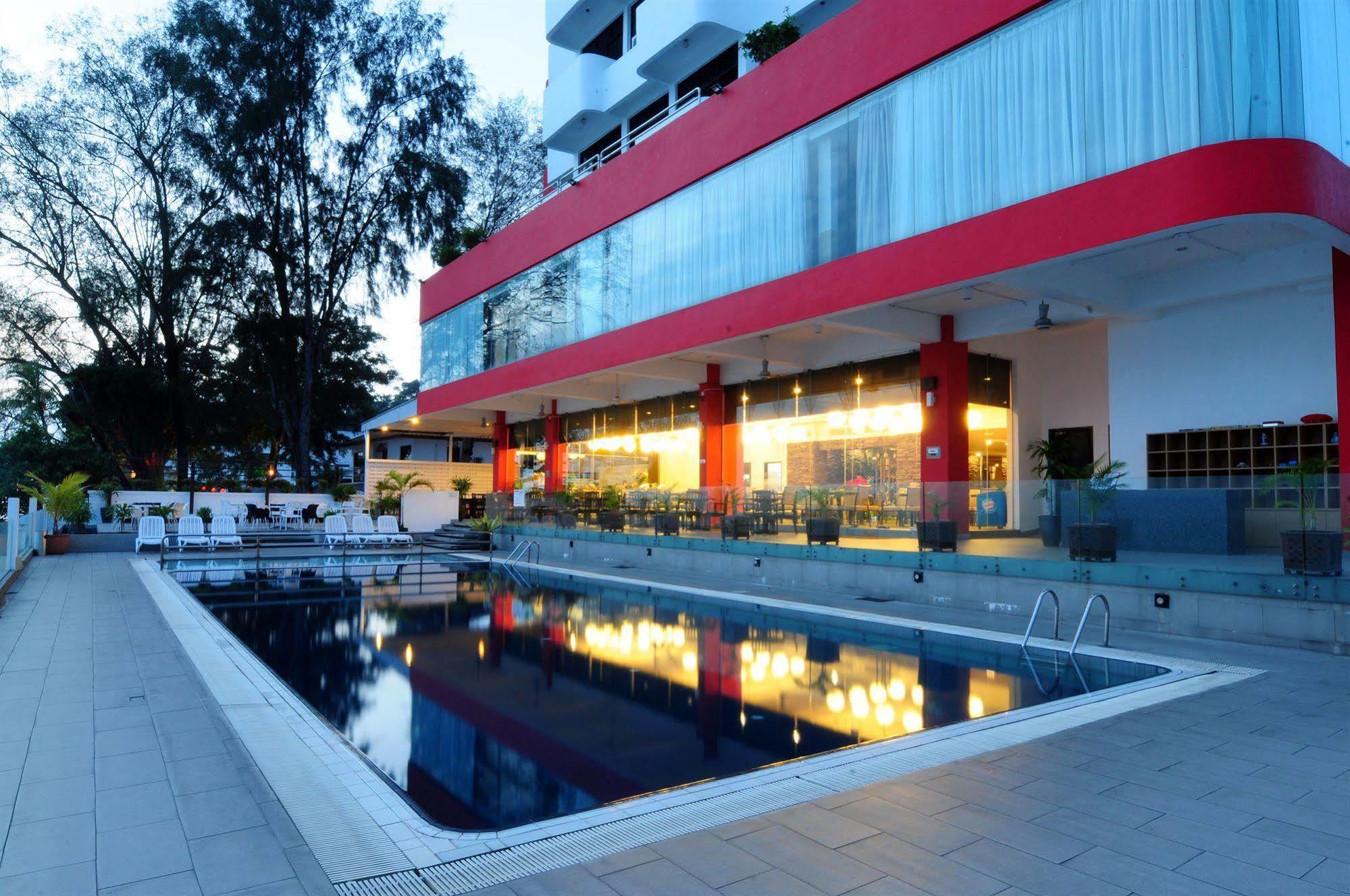 Hotel Sentral Seaview @ ​Beachfront Tandzsung Bungah Kültér fotó