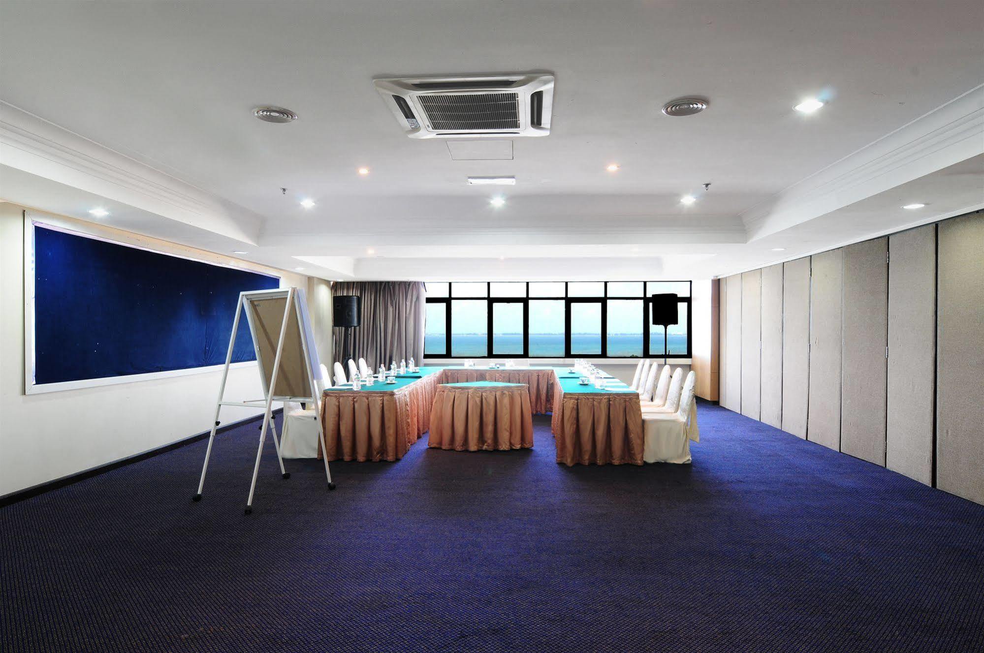 Hotel Sentral Seaview @ ​Beachfront Tandzsung Bungah Kültér fotó