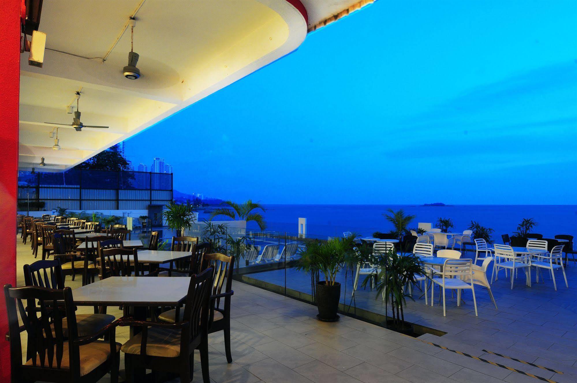 Hotel Sentral Seaview @ ​Beachfront Tandzsung Bungah Kültér fotó