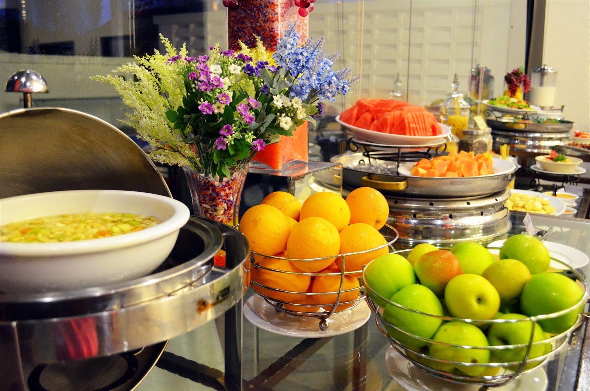Hotel Sentral Seaview @ ​Beachfront Tandzsung Bungah Kültér fotó