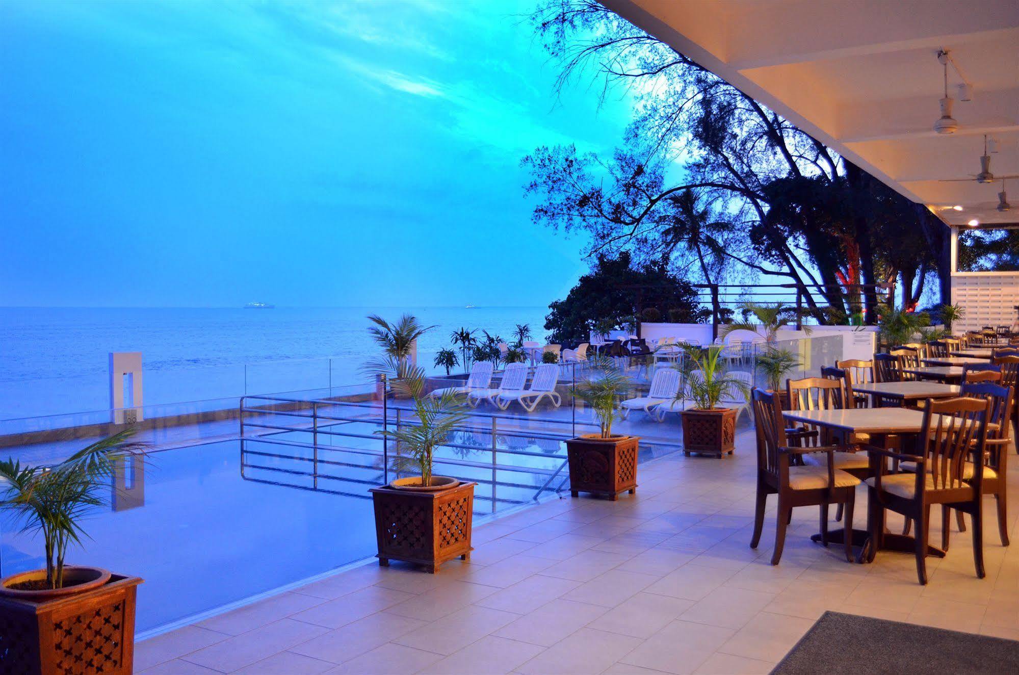 Hotel Sentral Seaview @ ​Beachfront Tandzsung Bungah Kültér fotó